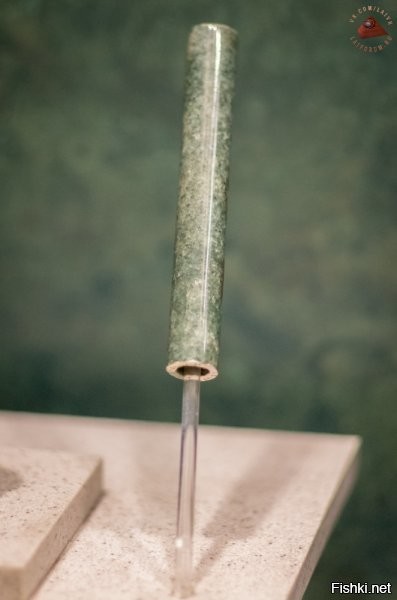 И такие дырочки гнутой латунной трубкой. Ога, верим...)))
А трубку из нефрита высверлили ногтем. 

Времени же дохера, сиди себе сверли. 
Что не досверлил, сын досверлит, а потом и внук. 
Торопиться некуда.