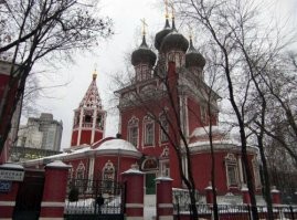 Полно ошибок! Аффтар тупо копипастит.
Церковь Иоанна Лествичника была разобрана еще в 1505-м году. Нет такой больше. Пятьсот лет как нет. А есть ансамбль колокольни Ивана Великого. И уж всяко он ну никак не по адресу Донская площадь, 1, стр. 17 (по нему захоронение богомерзкого Солженицына - Донской монастырь).
Церковь Ризоположения на Донской совсем другая: