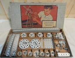 Ощущение в пальцах до сих пор помню, особенно да, кривая резьба. А собирали из этого конструктора все мыслемые и немыслемые вещи. Кстати, идею этого конструктора вроде ГДР сначала придумала и выпустила, а СССР перенял идею и выпускал похожие свои