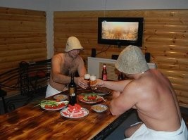 Чтой то стол слабый... По банке пива и всё. Явно не русские.
Не по православному это...