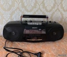 В спортзалах начала 90-х (бывших зданий ДК, ДЮСШ), в одном большом помещении размещалась в одном углу "железка", в другом аэробика (фитнесс по нынешнему). 
Занятия проводились конечно одновременно. 
Выигрывали все - парни тягали железо вдвойне интенсивнее, а девченки больше старались в аэробике 
По теме - для задания ритма движениям аэробики, бедный однокассетник "мыльница", типа как на фото, крутил "овощевоза" АсиБаси целый день. 
Я как-то глянул на магнитофон и кассету - мафон был спрятан под слоем грязи, а пленка на кассете вытерта до полупрозрачности - реально, боковины пленки были без малейшего напыления. 
И я сильно сомневаюсь, что в те времена музыку играла японская техника, а не захлестнувшая рынок польская (Китай завоевал рынок гораздо позже).
И я ни разу не помню "жевалова" кассеты