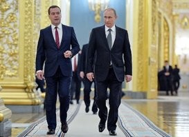 Написано в посте, что рост Медведева - 162 см, а Путина - 168.
Но фотографии говорят об обратном. Если Путин на каблуках, так может и "дорос" до 168 см. :)