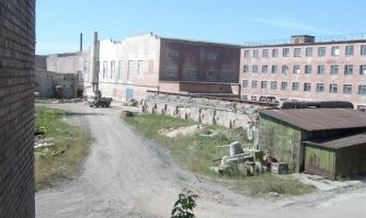 Я конечно про уголь и у нас слышал... мол были траншеи где кирпич из смоченной глины укладывали и потом углем обсыпали и жгли... но не понимаю как это так... в печи кирпич на лафетах поступает... кирпич сухого прессования... на одном лафете примерно полтора потдона - один потдон это 400 кирпичей было... вот погуглил... вот он, мой родимый завод первое это выставка- там где выходил обожженый кирпичь и его сортировали... второе фото часть цеха, а справа стена это все слесарка со сквозным выходом... в ней станок стоял токарный 56 года!!! мы на нем валы, и всякое точили... эээх....