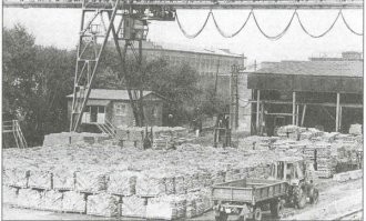 Я конечно про уголь и у нас слышал... мол были траншеи где кирпич из смоченной глины укладывали и потом углем обсыпали и жгли... но не понимаю как это так... в печи кирпич на лафетах поступает... кирпич сухого прессования... на одном лафете примерно полтора потдона - один потдон это 400 кирпичей было... вот погуглил... вот он, мой родимый завод первое это выставка- там где выходил обожженый кирпичь и его сортировали... второе фото часть цеха, а справа стена это все слесарка со сквозным выходом... в ней станок стоял токарный 56 года!!! мы на нем валы, и всякое точили... эээх....