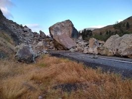 Чего они там неделю ждут, работы на тяжёлом погрузчике на 12 часов, маскмум что возможно потребуется в самом большом камне лупануть перфоратором 3 разнесённых отверстия и туда толовые шашки засунуть и расколоть его на более мелкие фрагменты. С учтём того что это горная местность и есть прямая подъездная дорога, подогнать спец технику из ближайшей каменоломни или местной строительной организации - делов ещё максимум на пол дня.