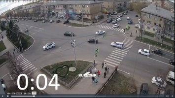 На мой взгляд, скорость потерпевшего была повыше: за одну секунду примерно 19,5 м, т.е. больше 68 км/ч (см. скрины).
Но пируэт произошёл вовсе не из-за этого, а из-за того, что виновник ДТП во время столкновения давил на газ, что отчетливо видно в ролике. А скорость потерпевшего повлияла разве что на дальность полёта и количество оборотов. 
Так что полностью поддерживаю Вашу позицию, что поворачивавший водятел виновен в ДТП в одну харю.