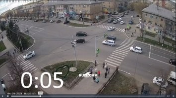 На мой взгляд, скорость потерпевшего была повыше: за одну секунду примерно 19,5 м, т.е. больше 68 км/ч (см. скрины).
Но пируэт произошёл вовсе не из-за этого, а из-за того, что виновник ДТП во время столкновения давил на газ, что отчетливо видно в ролике. А скорость потерпевшего повлияла разве что на дальность полёта и количество оборотов. 
Так что полностью поддерживаю Вашу позицию, что поворачивавший водятел виновен в ДТП в одну харю.