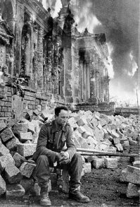 Есть одна фотография,которая как мне кажется как нельзя хорошо характеризует финал мечтам Гитлера,которые разбились о несгибаемый характер русского солдата.Фотография солдата,на лице которого читается-"И зачем все это было нужно?"