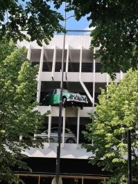 Особых повреждений на автомобиле не заметно, хотя выбиты три бетонные балки. Если бы современная машина так въехала - морда всмятку была.