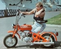 "...представьте только, что у этой модели можно было регулировать по высоте руль и сиденье."
Автор! Если не в состоянии проверить достоверность подаваемого материала, то можно просто посмотреть на свою собственную картинку.
У мини мокика никакой регулировки руля по высоте не было. Руль просто имел возможность складываться.
Сиденье регулировалось, но по большей части эта функция была предназначена не для удобства седока, а для минимизации габаритов при перевозке, как и складной руль.
У меня был такой мокик и я знаю о чём говорю.