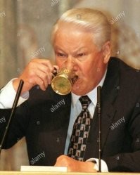 Борис Ельцин, знаменитый россияненский лидер, черпал внохновение в алкоголе. "In vino veritas - водки и винегрета полный таз!" - любил повторять он. И каждый раз перед принятием важного решения наклюкивался в жопу.