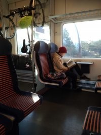 Вот говорят: "молодёжь в компьютерах, книг не читает!!!" Я на той неделе по пути на работу, в электричке, увидел мальчишку в школу едущего.