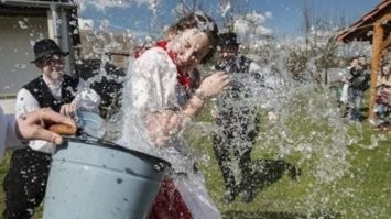 Странный, конечно, обычай:))))