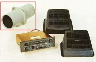 А что вот это за штука в верхнем левом углу и как она подключалась к магнитоле?)))