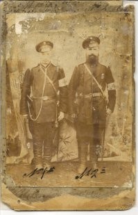 Прадед (слева), Фото 1905 года, в Харбине. 
Восстанавливал "по быстрому", уже ночью, к утру, потом уже не трогал, руки не доходят дальше улучшать . Понадобилось фото на какое то семейное торжество у родственника, лет более 10-и еще назад. 
Стандартными инструментами, в кореле (я в фотошопе не работаю, как начал в кореловском фотопаинте в 1998, еще с 6-го, с тех пор и "подсел").