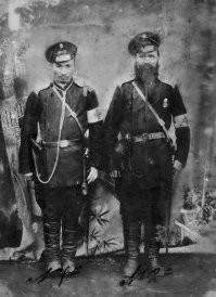 Прадед (слева), Фото 1905 года, в Харбине. 
Восстанавливал "по быстрому", уже ночью, к утру, потом уже не трогал, руки не доходят дальше улучшать . Понадобилось фото на какое то семейное торжество у родственника, лет более 10-и еще назад. 
Стандартными инструментами, в кореле (я в фотошопе не работаю, как начал в кореловском фотопаинте в 1998, еще с 6-го, с тех пор и "подсел").