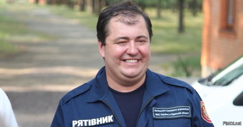 Это Владимир Боделан. Человек, который запретил в 2014 году тушить пожар в Доме Профсоюзов.

Он возглавлял МЧС Одессы. Он запретил выезжать экипажам по вызову на Куликово поле.

Сейчас он работает в Крыму. Заместитель главы администрации Симферопольского района. Такие дела.