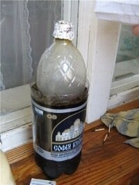 Увидел на подоконнике странную "бутылку". Что это за инструмент? По всей видимости состоит из двух отдельных прорезанных тар из пластика!?