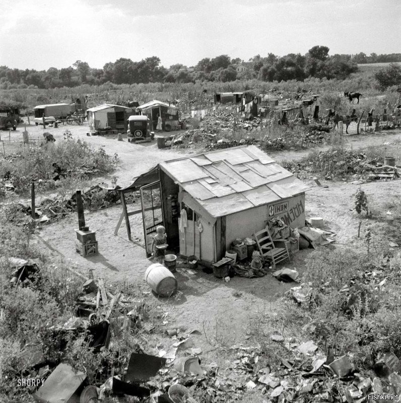 ...а в 1930-м у большинстава были домашние телефоны...
Досыплю фоток пиндосов того времени  с телефонами и пылесосами