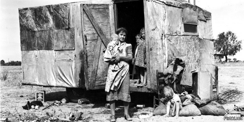 ...а в 1930-м у большинстава были домашние телефоны...
Досыплю фоток пиндосов того времени  с телефонами и пылесосами