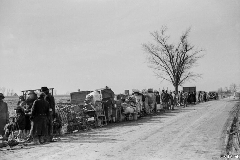 ...а в 1930-м у большинстава были домашние телефоны...
Досыплю фоток пиндосов того времени  с телефонами и пылесосами