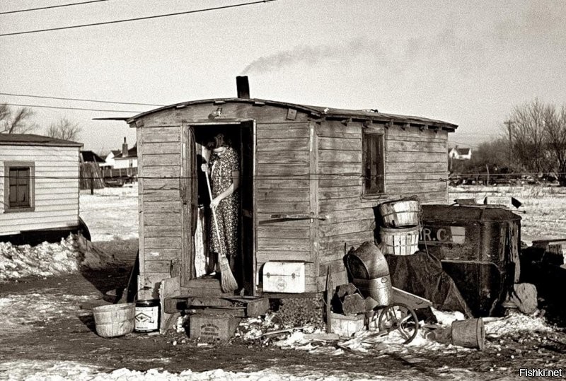 ...а в 1930-м у большинстава были домашние телефоны...
Досыплю фоток пиндосов того времени  с телефонами и пылесосами