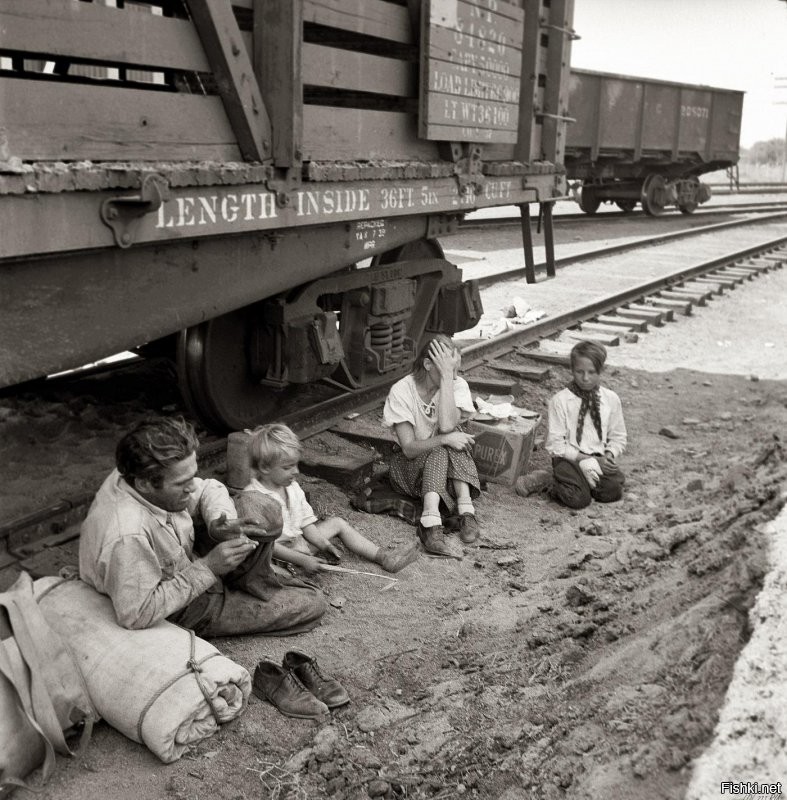 ...а в 1930-м у большинстава были домашние телефоны...
Досыплю фоток пиндосов того времени  с телефонами и пылесосами