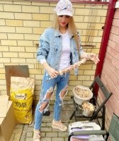 Хоспади, что у неё со штанами??