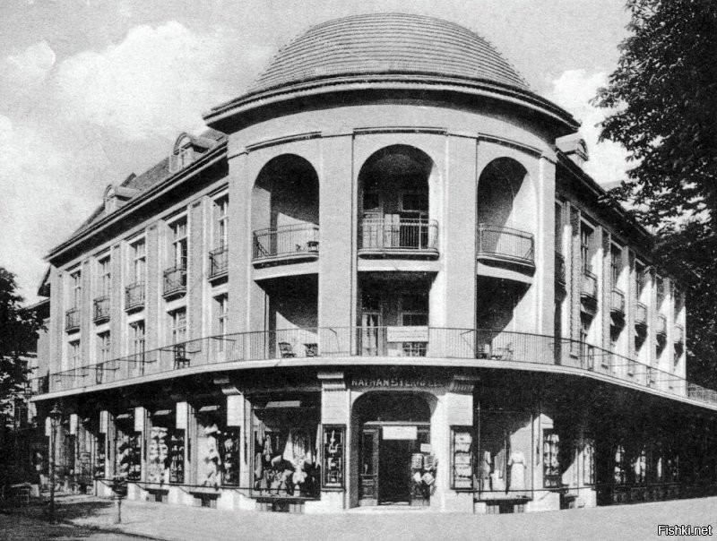 Сколько чуши написано... Начну с того что второе фото совершенно не Зеленоградска, а очень даже Светлогорск. 
 Куршская коса не 5 км от Зеленоградска, а сам город расположен в корне косы. Прямо за парком есть небольшое старое кладбище и вокруг него уже понастроили многоэтажек. граница кладбища и есть граница Национального парка Куршская коса. Летом на въезд постоянно дикие пробки с самого утра.
 Только абсолютный идиот мог написать что променад в Зелике защищён от ветра. Ну просто абсолютный!  Ветродуй там постоянный. нет никакого укрытия совершенно. Это не отменяет приятности прогулок там, но точно не безветрие. Так беззастенчиво врать надо иметь талант.
 Пляжей в рамках города почти нет. Очень узкая песчаная полоса осталась. Есть достаточно широкие места по краям города. В западной части сейчас всё перерыто-укрепляют авандюну.  Оттого песок совершенно не белый, а даже грязно бурый с глиной. Сковородок, про которые тут тоже упомянуто, тоже нет уже очень давно Есть остатки авандюны и прибрежный узкий лесочек, где уж точно нельзя загорать. Раньше были широкие поляны, где действительно было много укромных от ветра мест.
 Здание почтамта Кранца не принадлежит Ростелекому очень давно. Много лет стояло бесхозным и даже начало рушиться. Но сейчас частное лицо выкупило это красивое здание и там теперь ресторан "Телеграф" и два кафе с уличными площадками. Ресторан отличный. Очень оригинальный интерьер и вкусная кухня.
 Курортный проспект имеет буквально несколько старинных зданий. Например на фото справа после светлосерого дома виднеется новодел. Он красивый, но это новьё. Упомянутый Курхауз несколько лет ветшает. Проблемы там с владением. Так же криво упомянутый бывший торговый дом Натана Штернфельда, который назывался "Дом звёздного неба" (Кaufhaus sternfeld ostseebad нем.) Конечно находится на Курортном. Точнее то что от него осталось. Это боль. Фото ниже было-стало. Таких печальных оскольков у нас много. Жители жалуются, ругаются, но такие красивые здания по прежнему разрушаются от нерадивости и алчности.
 Возле свежеустановленной курортницы очереди нет. Конечно в погожий день кучкуются, но где тут не ходят толпы в погожий день? Русалки с али... как их у нас презрительно их называют... ну это не скульптура. хотя власти обещали там фонтан. Потом правда сказали "мы фонтанов боимся"(с). Не шучу. Это цитата.
 В кирхе-соборе колоколов на колокольне нет. Стоит конструкция на земле. Вторая церквуха ценных фресок не имела, поскольку никогда церковью не была. Её сделали  таковой в 90 годы и первую роспись делал мой знакомый.
 В парке детских волебольных площадок нет. Есть просто небольшая детская игровая возле ресторана Парк-хауз. И ЗА парком на месте которое называют Сковородкой.
 В целом конечно город производит на туристов приятное впечатление. Однако те, кто может сравнивать. отмечают как стало мало зелени в городе. Как много рушат старинные дома и какое убожество втыкают с помощью точечной застройки. Положение с авндюной катастрофическое, но там по прежнему строят новые многоэтажки и стоят недострои. Дальше от моря просто кошмарное строительство многоэтажных жилых комплексов. Это не милый примрский городок, а просто спальный район, который всё больше давит остатки старинных домиков. Более того Зеленоградск уже несколько лет как не имеет статуса курорта. Это просто город. НЕ КУРОРТ. сделали это как раз для свободного строительства всего этого кошмара. Однако пока(!) там всё же есть одно неоспоримая привлекательная вещь. МОРЕ. это радость и беда нашего города. Все хотят жить у моря. Оно радует и украшает. Вот несколько фото. Печальных, правдивых и просто красивых. Первые как раз бывший "Дом звёздного неба" тогда и в наши дни. Дальше упомянутый Курхауз. Несколько фоток променада. Безветренного Это шторма с ветром 21-25 м/с. в принципе для нас не особо сильный ветер, хотя такое бывает не так уж часто . Но ветер в 6-8 м/с дует практически всегда. Но после шторма бывает вот так.)) Потом Фото той самой Сковородки с волейбольными площадками. Несколько фоток красивости и новая скульптура Бегущая по волнам. Закат, дюны.. Красота. И последние три фото. Более старое-это 1974 год и наши дни. Обратите внимание на ширину пляжа.  Самое последнее-вид на город и косу. Фото примерно двухгодичной давности, поскольку сейчас ещё больше построено многоэтажек и некоторые врезаются в лесок у основания косы.