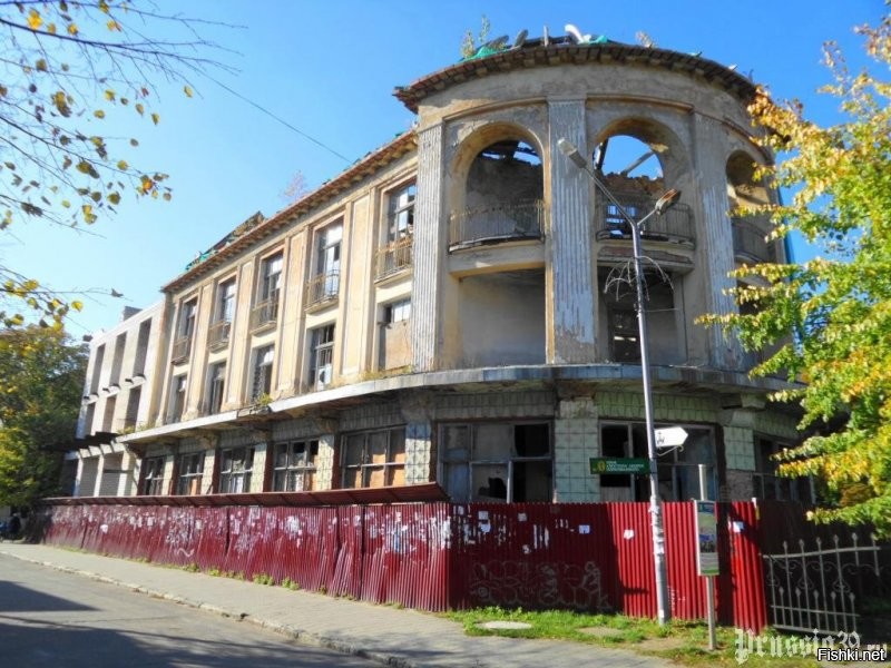 Сколько чуши написано... Начну с того что второе фото совершенно не Зеленоградска, а очень даже Светлогорск. 
 Куршская коса не 5 км от Зеленоградска, а сам город расположен в корне косы. Прямо за парком есть небольшое старое кладбище и вокруг него уже понастроили многоэтажек. граница кладбища и есть граница Национального парка Куршская коса. Летом на въезд постоянно дикие пробки с самого утра.
 Только абсолютный идиот мог написать что променад в Зелике защищён от ветра. Ну просто абсолютный!  Ветродуй там постоянный. нет никакого укрытия совершенно. Это не отменяет приятности прогулок там, но точно не безветрие. Так беззастенчиво врать надо иметь талант.
 Пляжей в рамках города почти нет. Очень узкая песчаная полоса осталась. Есть достаточно широкие места по краям города. В западной части сейчас всё перерыто-укрепляют авандюну.  Оттого песок совершенно не белый, а даже грязно бурый с глиной. Сковородок, про которые тут тоже упомянуто, тоже нет уже очень давно Есть остатки авандюны и прибрежный узкий лесочек, где уж точно нельзя загорать. Раньше были широкие поляны, где действительно было много укромных от ветра мест.
 Здание почтамта Кранца не принадлежит Ростелекому очень давно. Много лет стояло бесхозным и даже начало рушиться. Но сейчас частное лицо выкупило это красивое здание и там теперь ресторан "Телеграф" и два кафе с уличными площадками. Ресторан отличный. Очень оригинальный интерьер и вкусная кухня.
 Курортный проспект имеет буквально несколько старинных зданий. Например на фото справа после светлосерого дома виднеется новодел. Он красивый, но это новьё. Упомянутый Курхауз несколько лет ветшает. Проблемы там с владением. Так же криво упомянутый бывший торговый дом Натана Штернфельда, который назывался "Дом звёздного неба" (Кaufhaus sternfeld ostseebad нем.) Конечно находится на Курортном. Точнее то что от него осталось. Это боль. Фото ниже было-стало. Таких печальных оскольков у нас много. Жители жалуются, ругаются, но такие красивые здания по прежнему разрушаются от нерадивости и алчности.
 Возле свежеустановленной курортницы очереди нет. Конечно в погожий день кучкуются, но где тут не ходят толпы в погожий день? Русалки с али... как их у нас презрительно их называют... ну это не скульптура. хотя власти обещали там фонтан. Потом правда сказали "мы фонтанов боимся"(с). Не шучу. Это цитата.
 В кирхе-соборе колоколов на колокольне нет. Стоит конструкция на земле. Вторая церквуха ценных фресок не имела, поскольку никогда церковью не была. Её сделали  таковой в 90 годы и первую роспись делал мой знакомый.
 В парке детских волебольных площадок нет. Есть просто небольшая детская игровая возле ресторана Парк-хауз. И ЗА парком на месте которое называют Сковородкой.
 В целом конечно город производит на туристов приятное впечатление. Однако те, кто может сравнивать. отмечают как стало мало зелени в городе. Как много рушат старинные дома и какое убожество втыкают с помощью точечной застройки. Положение с авндюной катастрофическое, но там по прежнему строят новые многоэтажки и стоят недострои. Дальше от моря просто кошмарное строительство многоэтажных жилых комплексов. Это не милый примрский городок, а просто спальный район, который всё больше давит остатки старинных домиков. Более того Зеленоградск уже несколько лет как не имеет статуса курорта. Это просто город. НЕ КУРОРТ. сделали это как раз для свободного строительства всего этого кошмара. Однако пока(!) там всё же есть одно неоспоримая привлекательная вещь. МОРЕ. это радость и беда нашего города. Все хотят жить у моря. Оно радует и украшает. Вот несколько фото. Печальных, правдивых и просто красивых. Первые как раз бывший "Дом звёздного неба" тогда и в наши дни. Дальше упомянутый Курхауз. Несколько фоток променада. Безветренного Это шторма с ветром 21-25 м/с. в принципе для нас не особо сильный ветер, хотя такое бывает не так уж часто . Но ветер в 6-8 м/с дует практически всегда. Но после шторма бывает вот так.)) Потом Фото той самой Сковородки с волейбольными площадками. Несколько фоток красивости и новая скульптура Бегущая по волнам. Закат, дюны.. Красота. И последние три фото. Более старое-это 1974 год и наши дни. Обратите внимание на ширину пляжа.  Самое последнее-вид на город и косу. Фото примерно двухгодичной давности, поскольку сейчас ещё больше построено многоэтажек и некоторые врезаются в лесок у основания косы.