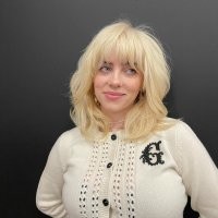 В 19 лет так выглядеть - это пипец какой-то. 
 Аллегрова и то симпотичней.