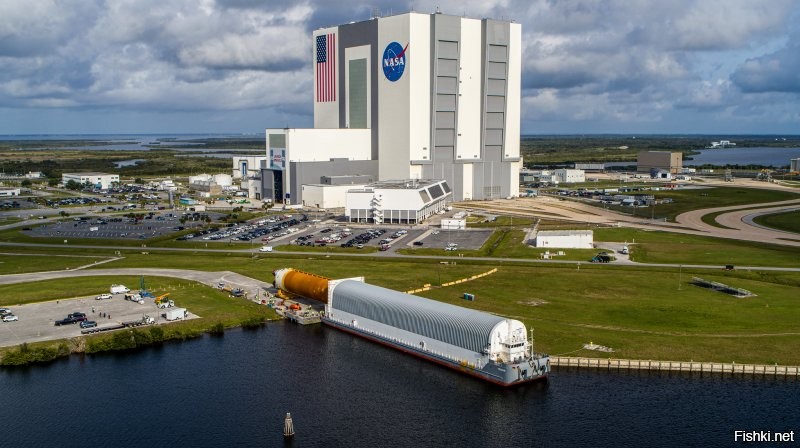 Это хорошо, что что подготовка к лунной программе уже ведется.
Но хотелось бы более приземленных новостей - собрано, испытано, доставлено, запущено. А не только в радужном будущем - соберут, испытают, запустят.

Вот сегодняшняя новость с другой стороны шарика - сверхтяжёлая ракета NASA прибыла во Флориду для лунной миссии «Артемида-1.
Летом уже готовую капсулу космического корабля Orion установят на SLS и подготовят к испытательному полету без экипажа вокруг Луны в ноябре этого года.