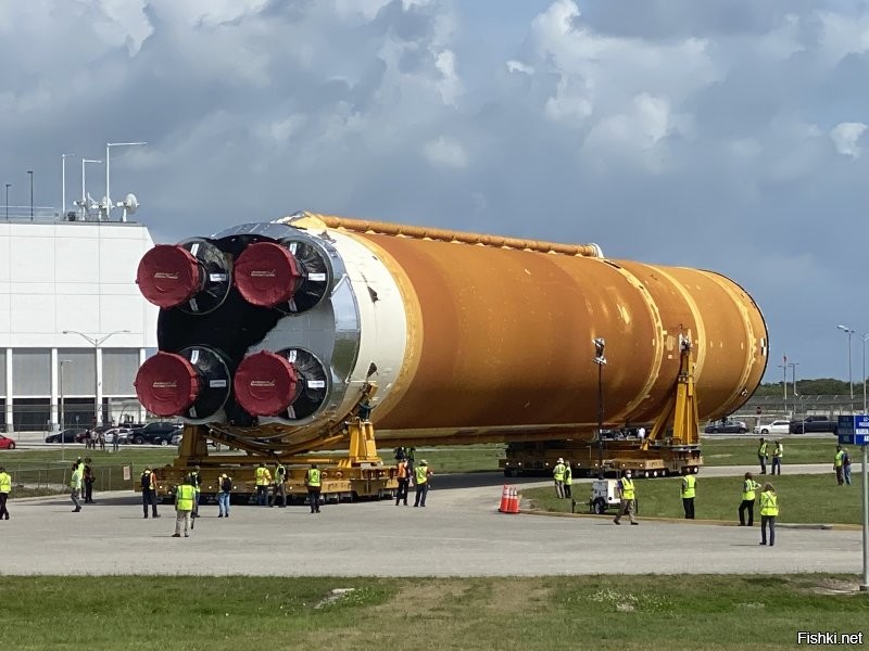 Это хорошо, что что подготовка к лунной программе уже ведется.
Но хотелось бы более приземленных новостей - собрано, испытано, доставлено, запущено. А не только в радужном будущем - соберут, испытают, запустят.

Вот сегодняшняя новость с другой стороны шарика - сверхтяжёлая ракета NASA прибыла во Флориду для лунной миссии «Артемида-1.
Летом уже готовую капсулу космического корабля Orion установят на SLS и подготовят к испытательному полету без экипажа вокруг Луны в ноябре этого года.