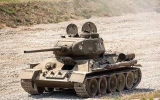 Обувь, похожая на автомобили, и автомобили, похожие на обувь