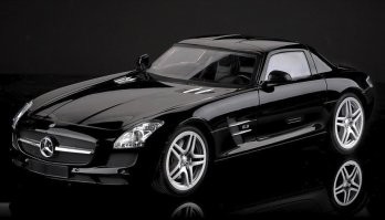 ...Немецкие инженеры планировали построить около сотни подобных экземпляров стоимостью минимум 416 500 евро (примерно 37,6 миллиона рублей по текущему курсу). Однако из-за низкого спроса на модель специалисты выпустили всего девять батарейных суперкаров...
 Тяжёлый случай. Настоящий облом. 
 Вот красивый колор!