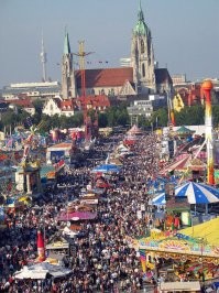 ...Ежегодный фестиваль привлекает около шести миллионов человек, которые съезжаются со всего мира, чтобы отведать любимый напиток в пивных залах и огромных шатрах...
 Бавария теряет огромные бабки на туристах и пиве. Вот в чём  главный секрет праздника.