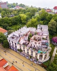 Сколько чуши написано... Начну с того что второе фото совершенно не Зеленоградска, а очень даже Светлогорск. 
 Куршская коса не 5 км от Зеленоградска, а сам город расположен в корне косы. Прямо за парком есть небольшое старое кладбище и вокруг него уже понастроили многоэтажек. граница кладбища и есть граница Национального парка Куршская коса. Летом на въезд постоянно дикие пробки с самого утра.
 Только абсолютный идиот мог написать что променад в Зелике защищён от ветра. Ну просто абсолютный!  Ветродуй там постоянный. нет никакого укрытия совершенно. Это не отменяет приятности прогулок там, но точно не безветрие. Так беззастенчиво врать надо иметь талант.
 Пляжей в рамках города почти нет. Очень узкая песчаная полоса осталась. Есть достаточно широкие места по краям города. В западной части сейчас всё перерыто-укрепляют авандюну.  Оттого песок совершенно не белый, а даже грязно бурый с глиной. Сковородок, про которые тут тоже упомянуто, тоже нет уже очень давно Есть остатки авандюны и прибрежный узкий лесочек, где уж точно нельзя загорать. Раньше были широкие поляны, где действительно было много укромных от ветра мест.
 Здание почтамта Кранца не принадлежит Ростелекому очень давно. Много лет стояло бесхозным и даже начало рушиться. Но сейчас частное лицо выкупило это красивое здание и там теперь ресторан "Телеграф" и два кафе с уличными площадками. Ресторан отличный. Очень оригинальный интерьер и вкусная кухня.
 Курортный проспект имеет буквально несколько старинных зданий. Например на фото справа после светлосерого дома виднеется новодел. Он красивый, но это новьё. Упомянутый Курхауз несколько лет ветшает. Проблемы там с владением. Так же криво упомянутый бывший торговый дом Натана Штернфельда, который назывался "Дом звёздного неба" (Кaufhaus sternfeld ostseebad нем.) Конечно находится на Курортном. Точнее то что от него осталось. Это боль. Фото ниже было-стало. Таких печальных оскольков у нас много. Жители жалуются, ругаются, но такие красивые здания по прежнему разрушаются от нерадивости и алчности.
 Возле свежеустановленной курортницы очереди нет. Конечно в погожий день кучкуются, но где тут не ходят толпы в погожий день? Русалки с али... как их у нас презрительно их называют... ну это не скульптура. хотя власти обещали там фонтан. Потом правда сказали "мы фонтанов боимся"(с). Не шучу. Это цитата.
 В кирхе-соборе колоколов на колокольне нет. Стоит конструкция на земле. Вторая церквуха ценных фресок не имела, поскольку никогда церковью не была. Её сделали  таковой в 90 годы и первую роспись делал мой знакомый.
 В парке детских волебольных площадок нет. Есть просто небольшая детская игровая возле ресторана Парк-хауз. И ЗА парком на месте которое называют Сковородкой.
 В целом конечно город производит на туристов приятное впечатление. Однако те, кто может сравнивать. отмечают как стало мало зелени в городе. Как много рушат старинные дома и какое убожество втыкают с помощью точечной застройки. Положение с авндюной катастрофическое, но там по прежнему строят новые многоэтажки и стоят недострои. Дальше от моря просто кошмарное строительство многоэтажных жилых комплексов. Это не милый примрский городок, а просто спальный район, который всё больше давит остатки старинных домиков. Более того Зеленоградск уже несколько лет как не имеет статуса курорта. Это просто город. НЕ КУРОРТ. сделали это как раз для свободного строительства всего этого кошмара. Однако пока(!) там всё же есть одно неоспоримая привлекательная вещь. МОРЕ. это радость и беда нашего города. Все хотят жить у моря. Оно радует и украшает. Вот несколько фото. Печальных, правдивых и просто красивых. Первые как раз бывший "Дом звёздного неба" тогда и в наши дни. Дальше упомянутый Курхауз. Несколько фоток променада. Безветренного Это шторма с ветром 21-25 м/с. в принципе для нас не особо сильный ветер, хотя такое бывает не так уж часто . Но ветер в 6-8 м/с дует практически всегда. Но после шторма бывает вот так.)) Потом Фото той самой Сковородки с волейбольными площадками. Несколько фоток красивости и новая скульптура Бегущая по волнам. Закат, дюны.. Красота. И последние три фото. Более старое-это 1974 год и наши дни. Обратите внимание на ширину пляжа.  Самое последнее-вид на город и косу. Фото примерно двухгодичной давности, поскольку сейчас ещё больше построено многоэтажек и некоторые врезаются в лесок у основания косы.