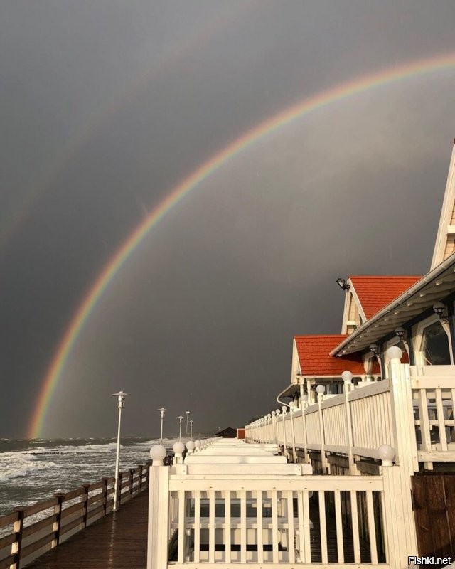 Сколько чуши написано... Начну с того что второе фото совершенно не Зеленоградска, а очень даже Светлогорск. 
 Куршская коса не 5 км от Зеленоградска, а сам город расположен в корне косы. Прямо за парком есть небольшое старое кладбище и вокруг него уже понастроили многоэтажек. граница кладбища и есть граница Национального парка Куршская коса. Летом на въезд постоянно дикие пробки с самого утра.
 Только абсолютный идиот мог написать что променад в Зелике защищён от ветра. Ну просто абсолютный!  Ветродуй там постоянный. нет никакого укрытия совершенно. Это не отменяет приятности прогулок там, но точно не безветрие. Так беззастенчиво врать надо иметь талант.
 Пляжей в рамках города почти нет. Очень узкая песчаная полоса осталась. Есть достаточно широкие места по краям города. В западной части сейчас всё перерыто-укрепляют авандюну.  Оттого песок совершенно не белый, а даже грязно бурый с глиной. Сковородок, про которые тут тоже упомянуто, тоже нет уже очень давно Есть остатки авандюны и прибрежный узкий лесочек, где уж точно нельзя загорать. Раньше были широкие поляны, где действительно было много укромных от ветра мест.
 Здание почтамта Кранца не принадлежит Ростелекому очень давно. Много лет стояло бесхозным и даже начало рушиться. Но сейчас частное лицо выкупило это красивое здание и там теперь ресторан "Телеграф" и два кафе с уличными площадками. Ресторан отличный. Очень оригинальный интерьер и вкусная кухня.
 Курортный проспект имеет буквально несколько старинных зданий. Например на фото справа после светлосерого дома виднеется новодел. Он красивый, но это новьё. Упомянутый Курхауз несколько лет ветшает. Проблемы там с владением. Так же криво упомянутый бывший торговый дом Натана Штернфельда, который назывался "Дом звёздного неба" (Кaufhaus sternfeld ostseebad нем.) Конечно находится на Курортном. Точнее то что от него осталось. Это боль. Фото ниже было-стало. Таких печальных оскольков у нас много. Жители жалуются, ругаются, но такие красивые здания по прежнему разрушаются от нерадивости и алчности.
 Возле свежеустановленной курортницы очереди нет. Конечно в погожий день кучкуются, но где тут не ходят толпы в погожий день? Русалки с али... как их у нас презрительно их называют... ну это не скульптура. хотя власти обещали там фонтан. Потом правда сказали "мы фонтанов боимся"(с). Не шучу. Это цитата.
 В кирхе-соборе колоколов на колокольне нет. Стоит конструкция на земле. Вторая церквуха ценных фресок не имела, поскольку никогда церковью не была. Её сделали  таковой в 90 годы и первую роспись делал мой знакомый.
 В парке детских волебольных площадок нет. Есть просто небольшая детская игровая возле ресторана Парк-хауз. И ЗА парком на месте которое называют Сковородкой.
 В целом конечно город производит на туристов приятное впечатление. Однако те, кто может сравнивать. отмечают как стало мало зелени в городе. Как много рушат старинные дома и какое убожество втыкают с помощью точечной застройки. Положение с авндюной катастрофическое, но там по прежнему строят новые многоэтажки и стоят недострои. Дальше от моря просто кошмарное строительство многоэтажных жилых комплексов. Это не милый примрский городок, а просто спальный район, который всё больше давит остатки старинных домиков. Более того Зеленоградск уже несколько лет как не имеет статуса курорта. Это просто город. НЕ КУРОРТ. сделали это как раз для свободного строительства всего этого кошмара. Однако пока(!) там всё же есть одно неоспоримая привлекательная вещь. МОРЕ. это радость и беда нашего города. Все хотят жить у моря. Оно радует и украшает. Вот несколько фото. Печальных, правдивых и просто красивых. Первые как раз бывший "Дом звёздного неба" тогда и в наши дни. Дальше упомянутый Курхауз. Несколько фоток променада. Безветренного Это шторма с ветром 21-25 м/с. в принципе для нас не особо сильный ветер, хотя такое бывает не так уж часто . Но ветер в 6-8 м/с дует практически всегда. Но после шторма бывает вот так.)) Потом Фото той самой Сковородки с волейбольными площадками. Несколько фоток красивости и новая скульптура Бегущая по волнам. Закат, дюны.. Красота. И последние три фото. Более старое-это 1974 год и наши дни. Обратите внимание на ширину пляжа.  Самое последнее-вид на город и косу. Фото примерно двухгодичной давности, поскольку сейчас ещё больше построено многоэтажек и некоторые врезаются в лесок у основания косы.