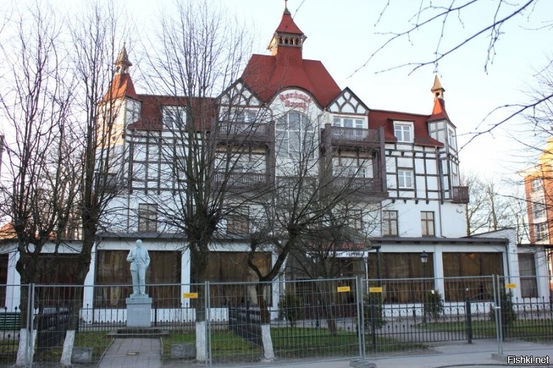 Сколько чуши написано... Начну с того что второе фото совершенно не Зеленоградска, а очень даже Светлогорск. 
 Куршская коса не 5 км от Зеленоградска, а сам город расположен в корне косы. Прямо за парком есть небольшое старое кладбище и вокруг него уже понастроили многоэтажек. граница кладбища и есть граница Национального парка Куршская коса. Летом на въезд постоянно дикие пробки с самого утра.
 Только абсолютный идиот мог написать что променад в Зелике защищён от ветра. Ну просто абсолютный!  Ветродуй там постоянный. нет никакого укрытия совершенно. Это не отменяет приятности прогулок там, но точно не безветрие. Так беззастенчиво врать надо иметь талант.
 Пляжей в рамках города почти нет. Очень узкая песчаная полоса осталась. Есть достаточно широкие места по краям города. В западной части сейчас всё перерыто-укрепляют авандюну.  Оттого песок совершенно не белый, а даже грязно бурый с глиной. Сковородок, про которые тут тоже упомянуто, тоже нет уже очень давно Есть остатки авандюны и прибрежный узкий лесочек, где уж точно нельзя загорать. Раньше были широкие поляны, где действительно было много укромных от ветра мест.
 Здание почтамта Кранца не принадлежит Ростелекому очень давно. Много лет стояло бесхозным и даже начало рушиться. Но сейчас частное лицо выкупило это красивое здание и там теперь ресторан "Телеграф" и два кафе с уличными площадками. Ресторан отличный. Очень оригинальный интерьер и вкусная кухня.
 Курортный проспект имеет буквально несколько старинных зданий. Например на фото справа после светлосерого дома виднеется новодел. Он красивый, но это новьё. Упомянутый Курхауз несколько лет ветшает. Проблемы там с владением. Так же криво упомянутый бывший торговый дом Натана Штернфельда, который назывался "Дом звёздного неба" (Кaufhaus sternfeld ostseebad нем.) Конечно находится на Курортном. Точнее то что от него осталось. Это боль. Фото ниже было-стало. Таких печальных оскольков у нас много. Жители жалуются, ругаются, но такие красивые здания по прежнему разрушаются от нерадивости и алчности.
 Возле свежеустановленной курортницы очереди нет. Конечно в погожий день кучкуются, но где тут не ходят толпы в погожий день? Русалки с али... как их у нас презрительно их называют... ну это не скульптура. хотя власти обещали там фонтан. Потом правда сказали "мы фонтанов боимся"(с). Не шучу. Это цитата.
 В кирхе-соборе колоколов на колокольне нет. Стоит конструкция на земле. Вторая церквуха ценных фресок не имела, поскольку никогда церковью не была. Её сделали  таковой в 90 годы и первую роспись делал мой знакомый.
 В парке детских волебольных площадок нет. Есть просто небольшая детская игровая возле ресторана Парк-хауз. И ЗА парком на месте которое называют Сковородкой.
 В целом конечно город производит на туристов приятное впечатление. Однако те, кто может сравнивать. отмечают как стало мало зелени в городе. Как много рушат старинные дома и какое убожество втыкают с помощью точечной застройки. Положение с авндюной катастрофическое, но там по прежнему строят новые многоэтажки и стоят недострои. Дальше от моря просто кошмарное строительство многоэтажных жилых комплексов. Это не милый примрский городок, а просто спальный район, который всё больше давит остатки старинных домиков. Более того Зеленоградск уже несколько лет как не имеет статуса курорта. Это просто город. НЕ КУРОРТ. сделали это как раз для свободного строительства всего этого кошмара. Однако пока(!) там всё же есть одно неоспоримая привлекательная вещь. МОРЕ. это радость и беда нашего города. Все хотят жить у моря. Оно радует и украшает. Вот несколько фото. Печальных, правдивых и просто красивых. Первые как раз бывший "Дом звёздного неба" тогда и в наши дни. Дальше упомянутый Курхауз. Несколько фоток променада. Безветренного Это шторма с ветром 21-25 м/с. в принципе для нас не особо сильный ветер, хотя такое бывает не так уж часто . Но ветер в 6-8 м/с дует практически всегда. Но после шторма бывает вот так.)) Потом Фото той самой Сковородки с волейбольными площадками. Несколько фоток красивости и новая скульптура Бегущая по волнам. Закат, дюны.. Красота. И последние три фото. Более старое-это 1974 год и наши дни. Обратите внимание на ширину пляжа.  Самое последнее-вид на город и косу. Фото примерно двухгодичной давности, поскольку сейчас ещё больше построено многоэтажек и некоторые врезаются в лесок у основания косы.