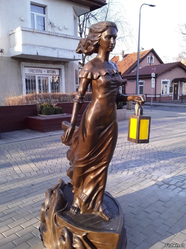 Сколько чуши написано... Начну с того что второе фото совершенно не Зеленоградска, а очень даже Светлогорск. 
 Куршская коса не 5 км от Зеленоградска, а сам город расположен в корне косы. Прямо за парком есть небольшое старое кладбище и вокруг него уже понастроили многоэтажек. граница кладбища и есть граница Национального парка Куршская коса. Летом на въезд постоянно дикие пробки с самого утра.
 Только абсолютный идиот мог написать что променад в Зелике защищён от ветра. Ну просто абсолютный!  Ветродуй там постоянный. нет никакого укрытия совершенно. Это не отменяет приятности прогулок там, но точно не безветрие. Так беззастенчиво врать надо иметь талант.
 Пляжей в рамках города почти нет. Очень узкая песчаная полоса осталась. Есть достаточно широкие места по краям города. В западной части сейчас всё перерыто-укрепляют авандюну.  Оттого песок совершенно не белый, а даже грязно бурый с глиной. Сковородок, про которые тут тоже упомянуто, тоже нет уже очень давно Есть остатки авандюны и прибрежный узкий лесочек, где уж точно нельзя загорать. Раньше были широкие поляны, где действительно было много укромных от ветра мест.
 Здание почтамта Кранца не принадлежит Ростелекому очень давно. Много лет стояло бесхозным и даже начало рушиться. Но сейчас частное лицо выкупило это красивое здание и там теперь ресторан "Телеграф" и два кафе с уличными площадками. Ресторан отличный. Очень оригинальный интерьер и вкусная кухня.
 Курортный проспект имеет буквально несколько старинных зданий. Например на фото справа после светлосерого дома виднеется новодел. Он красивый, но это новьё. Упомянутый Курхауз несколько лет ветшает. Проблемы там с владением. Так же криво упомянутый бывший торговый дом Натана Штернфельда, который назывался "Дом звёздного неба" (Кaufhaus sternfeld ostseebad нем.) Конечно находится на Курортном. Точнее то что от него осталось. Это боль. Фото ниже было-стало. Таких печальных оскольков у нас много. Жители жалуются, ругаются, но такие красивые здания по прежнему разрушаются от нерадивости и алчности.
 Возле свежеустановленной курортницы очереди нет. Конечно в погожий день кучкуются, но где тут не ходят толпы в погожий день? Русалки с али... как их у нас презрительно их называют... ну это не скульптура. хотя власти обещали там фонтан. Потом правда сказали "мы фонтанов боимся"(с). Не шучу. Это цитата.
 В кирхе-соборе колоколов на колокольне нет. Стоит конструкция на земле. Вторая церквуха ценных фресок не имела, поскольку никогда церковью не была. Её сделали  таковой в 90 годы и первую роспись делал мой знакомый.
 В парке детских волебольных площадок нет. Есть просто небольшая детская игровая возле ресторана Парк-хауз. И ЗА парком на месте которое называют Сковородкой.
 В целом конечно город производит на туристов приятное впечатление. Однако те, кто может сравнивать. отмечают как стало мало зелени в городе. Как много рушат старинные дома и какое убожество втыкают с помощью точечной застройки. Положение с авндюной катастрофическое, но там по прежнему строят новые многоэтажки и стоят недострои. Дальше от моря просто кошмарное строительство многоэтажных жилых комплексов. Это не милый примрский городок, а просто спальный район, который всё больше давит остатки старинных домиков. Более того Зеленоградск уже несколько лет как не имеет статуса курорта. Это просто город. НЕ КУРОРТ. сделали это как раз для свободного строительства всего этого кошмара. Однако пока(!) там всё же есть одно неоспоримая привлекательная вещь. МОРЕ. это радость и беда нашего города. Все хотят жить у моря. Оно радует и украшает. Вот несколько фото. Печальных, правдивых и просто красивых. Первые как раз бывший "Дом звёздного неба" тогда и в наши дни. Дальше упомянутый Курхауз. Несколько фоток променада. Безветренного Это шторма с ветром 21-25 м/с. в принципе для нас не особо сильный ветер, хотя такое бывает не так уж часто . Но ветер в 6-8 м/с дует практически всегда. Но после шторма бывает вот так.)) Потом Фото той самой Сковородки с волейбольными площадками. Несколько фоток красивости и новая скульптура Бегущая по волнам. Закат, дюны.. Красота. И последние три фото. Более старое-это 1974 год и наши дни. Обратите внимание на ширину пляжа.  Самое последнее-вид на город и косу. Фото примерно двухгодичной давности, поскольку сейчас ещё больше построено многоэтажек и некоторые врезаются в лесок у основания косы.