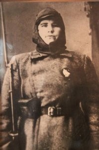 Собственно Петька (Пётр Исаев, указан стрелкой) и Мария Попова, прототип Анки.