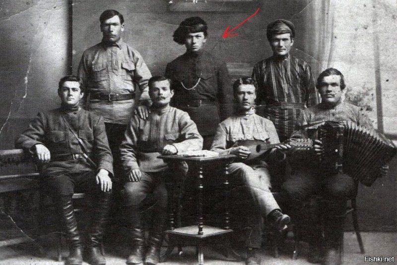 Собственно Петька (Пётр Исаев, указан стрелкой) и Мария Попова, прототип Анки.