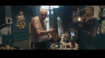 Чудаку удалось выполнить трюк с лампочкой во рту 