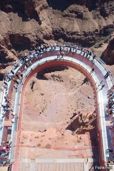 Выполненная в виде подковы смотровая площадка «Skywalk» находится в Гранд-Каньоне на высоте 1219,2 метра, к тому же она выдвинута от края каньона на 20 метров, что позволяет насладиться великолепным обзором на парк. Поручни и пол выполнены из стекла.
Проходя по такому мостику у туристов могут возникнуть мысли, что «Небесная тропа» не очень надежная и может не выдержать их, но опасения напрасны, запас прочности был специально увеличен конструкторами по сравнению с требованиями для подобных сооружений. Для Skywalk не страшны землетрясения мощностью до восьми баллов по шкале Рихтера, порывы ветра до 160 км/ час и нагрузка до 70 тонн.
Строительство «Небесной тропы» было начато в 2004 году, а 20 марта 2007 года состоялось ее торжественное открытие. Для создания смотровой площадки «Skywalk» понадобилось 500 тонн стали и 29 тонн стекла. На ее строительство было потрачено   31 млн. долларов. Сам мост, как было сказано выше, может выдержать нагрузку более 70 тонн, но чтобы не подвергать конструкцию чрезмерному напряжению, одновременно более 120 человек на «Небесную тропу» не пускают.