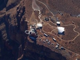Выполненная в виде подковы смотровая площадка «Skywalk» находится в Гранд-Каньоне на высоте 1219,2 метра, к тому же она выдвинута от края каньона на 20 метров, что позволяет насладиться великолепным обзором на парк. Поручни и пол выполнены из стекла.
Проходя по такому мостику у туристов могут возникнуть мысли, что «Небесная тропа» не очень надежная и может не выдержать их, но опасения напрасны, запас прочности был специально увеличен конструкторами по сравнению с требованиями для подобных сооружений. Для Skywalk не страшны землетрясения мощностью до восьми баллов по шкале Рихтера, порывы ветра до 160 км/ час и нагрузка до 70 тонн.
Строительство «Небесной тропы» было начато в 2004 году, а 20 марта 2007 года состоялось ее торжественное открытие. Для создания смотровой площадки «Skywalk» понадобилось 500 тонн стали и 29 тонн стекла. На ее строительство было потрачено   31 млн. долларов. Сам мост, как было сказано выше, может выдержать нагрузку более 70 тонн, но чтобы не подвергать конструкцию чрезмерному напряжению, одновременно более 120 человек на «Небесную тропу» не пускают.