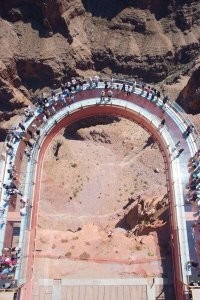 Выполненная в виде подковы смотровая площадка «Skywalk» находится в Гранд-Каньоне на высоте 1219,2 метра, к тому же она выдвинута от края каньона на 20 метров, что позволяет насладиться великолепным обзором на парк. Поручни и пол выполнены из стекла.
Проходя по такому мостику у туристов могут возникнуть мысли, что «Небесная тропа» не очень надежная и может не выдержать их, но опасения напрасны, запас прочности был специально увеличен конструкторами по сравнению с требованиями для подобных сооружений. Для Skywalk не страшны землетрясения мощностью до восьми баллов по шкале Рихтера, порывы ветра до 160 км/ час и нагрузка до 70 тонн.
Строительство «Небесной тропы» было начато в 2004 году, а 20 марта 2007 года состоялось ее торжественное открытие. Для создания смотровой площадки «Skywalk» понадобилось 500 тонн стали и 29 тонн стекла. На ее строительство было потрачено   31 млн. долларов. Сам мост, как было сказано выше, может выдержать нагрузку более 70 тонн, но чтобы не подвергать конструкцию чрезмерному напряжению, одновременно более 120 человек на «Небесную тропу» не пускают.