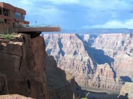 Выполненная в виде подковы смотровая площадка «Skywalk» находится в Гранд-Каньоне на высоте 1219,2 метра, к тому же она выдвинута от края каньона на 20 метров, что позволяет насладиться великолепным обзором на парк. Поручни и пол выполнены из стекла.
Проходя по такому мостику у туристов могут возникнуть мысли, что «Небесная тропа» не очень надежная и может не выдержать их, но опасения напрасны, запас прочности был специально увеличен конструкторами по сравнению с требованиями для подобных сооружений. Для Skywalk не страшны землетрясения мощностью до восьми баллов по шкале Рихтера, порывы ветра до 160 км/ час и нагрузка до 70 тонн.
Строительство «Небесной тропы» было начато в 2004 году, а 20 марта 2007 года состоялось ее торжественное открытие. Для создания смотровой площадки «Skywalk» понадобилось 500 тонн стали и 29 тонн стекла. На ее строительство было потрачено   31 млн. долларов. Сам мост, как было сказано выше, может выдержать нагрузку более 70 тонн, но чтобы не подвергать конструкцию чрезмерному напряжению, одновременно более 120 человек на «Небесную тропу» не пускают.