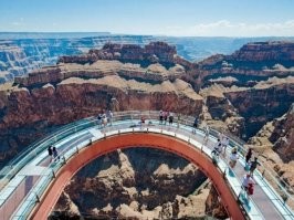 Выполненная в виде подковы смотровая площадка «Skywalk» находится в Гранд-Каньоне на высоте 1219,2 метра, к тому же она выдвинута от края каньона на 20 метров, что позволяет насладиться великолепным обзором на парк. Поручни и пол выполнены из стекла.
Проходя по такому мостику у туристов могут возникнуть мысли, что «Небесная тропа» не очень надежная и может не выдержать их, но опасения напрасны, запас прочности был специально увеличен конструкторами по сравнению с требованиями для подобных сооружений. Для Skywalk не страшны землетрясения мощностью до восьми баллов по шкале Рихтера, порывы ветра до 160 км/ час и нагрузка до 70 тонн.
Строительство «Небесной тропы» было начато в 2004 году, а 20 марта 2007 года состоялось ее торжественное открытие. Для создания смотровой площадки «Skywalk» понадобилось 500 тонн стали и 29 тонн стекла. На ее строительство было потрачено   31 млн. долларов. Сам мост, как было сказано выше, может выдержать нагрузку более 70 тонн, но чтобы не подвергать конструкцию чрезмерному напряжению, одновременно более 120 человек на «Небесную тропу» не пускают.