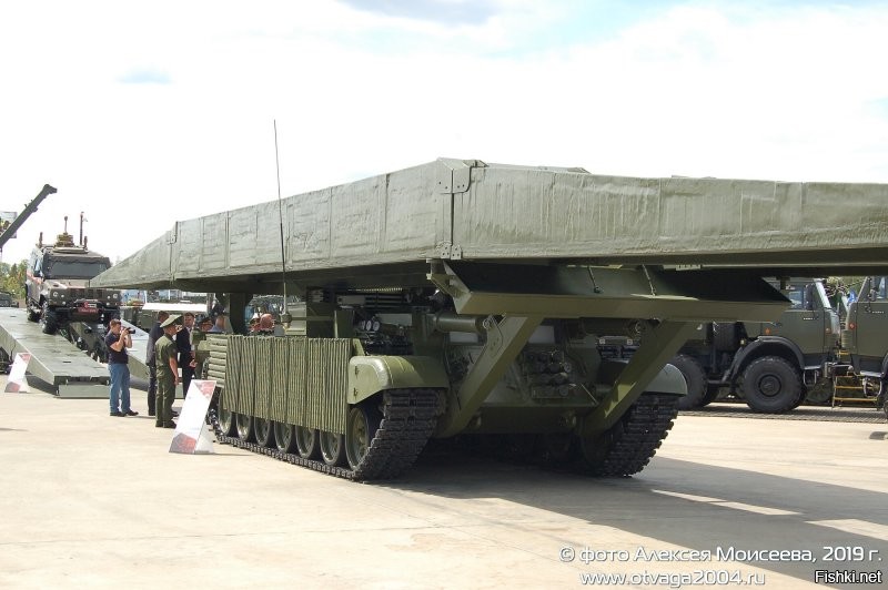 МТУ-2020 представляет собой бронированную гусеничную машину на базе узлов, агрегатов и систем танков Т-72Б3 и Т-90А, имеющую оборудование для транспортирования и укладки мостового блока.

Отличительными особенностями моста, изготовленного из современных полимеркомпозитных материалов, является его длина   27 м (стальной мост   26 м), грузоподъемность   60 т и ширина проезжей части   4,6 м, что позволяет значительно увеличить пропускную способность. Укладка моста полностью механизирована с помощью гидроприводов, время установки на препятствие без выхода экипажа не превышает 5 минут. Полная масса машины с композитным пролетным строением 55,85 т, со стальным   58,5 т, максимальная скорость движения по шоссе 60 км/ч, габариты 11,7 х 4,0 х 3,95 м,экипаж 2 человека. Для полного кругового обзора из-под брони экипаж оснащен камерами наружного наблюдения. Для маскировки используются дымовые гранатометы системы «Туча», установленные спереди и по бокам.