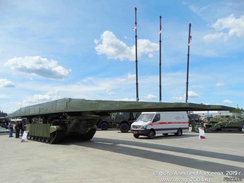 МТУ-2020 представляет собой бронированную гусеничную машину на базе узлов, агрегатов и систем танков Т-72Б3 и Т-90А, имеющую оборудование для транспортирования и укладки мостового блока.

Отличительными особенностями моста, изготовленного из современных полимеркомпозитных материалов, является его длина   27 м (стальной мост   26 м), грузоподъемность   60 т и ширина проезжей части   4,6 м, что позволяет значительно увеличить пропускную способность. Укладка моста полностью механизирована с помощью гидроприводов, время установки на препятствие без выхода экипажа не превышает 5 минут. Полная масса машины с композитным пролетным строением 55,85 т, со стальным   58,5 т, максимальная скорость движения по шоссе 60 км/ч, габариты 11,7 х 4,0 х 3,95 м,экипаж 2 человека. Для полного кругового обзора из-под брони экипаж оснащен камерами наружного наблюдения. Для маскировки используются дымовые гранатометы системы «Туча», установленные спереди и по бокам.
